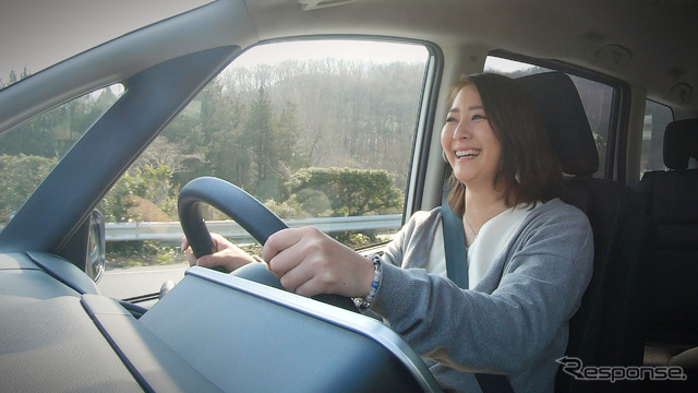 「スタッドレスは(左右に)振られちゃうことがある。だけどこのタイヤはそういうのも全くなく、感動しました。」