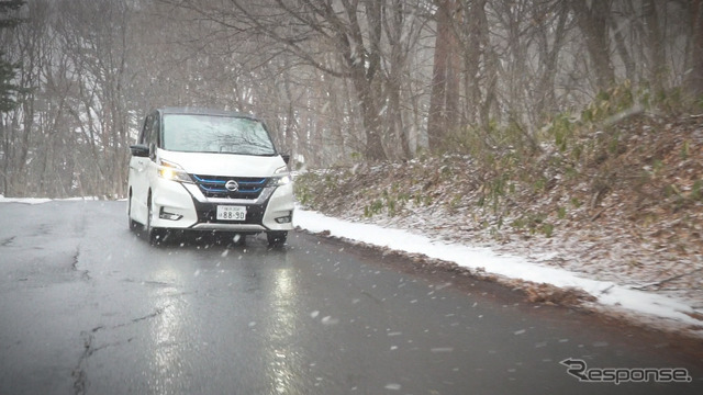 夏タイヤと変わらないしっかり感を感じたところでクルマは雪道へ