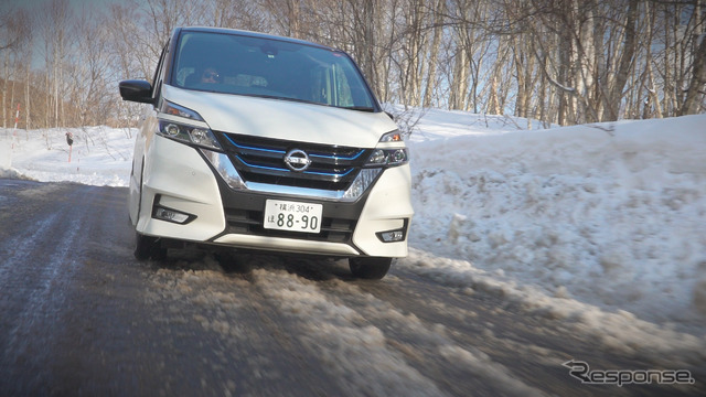 路面を白くする程度の薄い積雪はもちろん、タイヤが埋まるほど深く積もった雪でもしっかりと前へ進んでいく