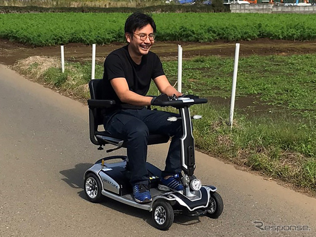 ドリームリンクが販売する「電動シニアカー」乗車イメージ