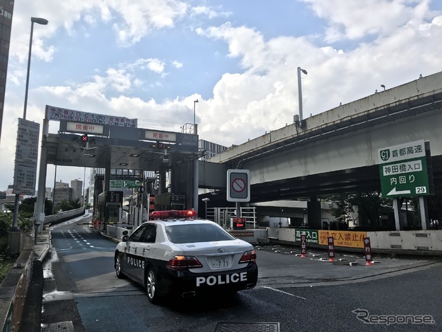 閉鎖された首都高入り口（7月24日、都心環状線内回り神田橋）