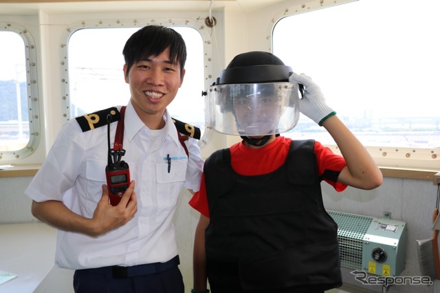 海賊ガス壺津する海域もあるとのことで、防弾チョッキなどの防護服も備えられているという。まさに、命がけで新車を送り届けているのだ。