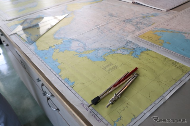 海図を使ってしっかり位置と周辺の海域の安全も把握する。沖合でより沿岸での確認作業は三つに行うそうだ。