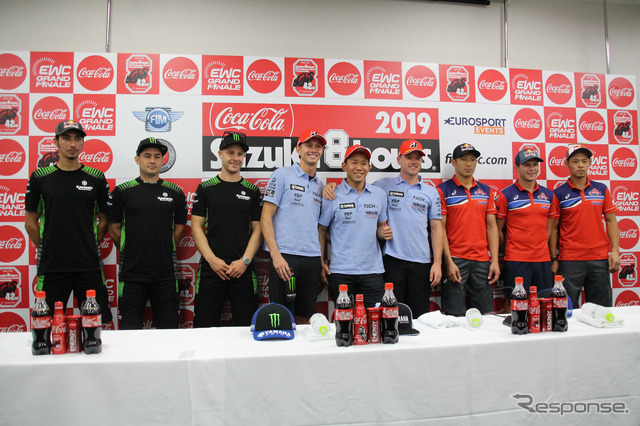 左から3名ずつ、予選2位のNo.10 Kawasaki Racing Team、ポールポジションのNo.21 YAMAHA FACTORY RACING TEAM、予選3位のNo.33 Red Bull Hondaの各ライダー