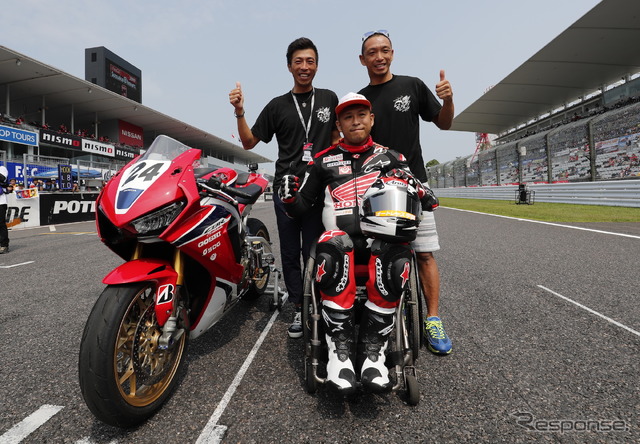 車椅子レーサーの青木拓磨が、ハンドシフトを備えたホンダ「CBR1000RR」で22年ぶりに鈴鹿サーキットを走った（7月28日）
