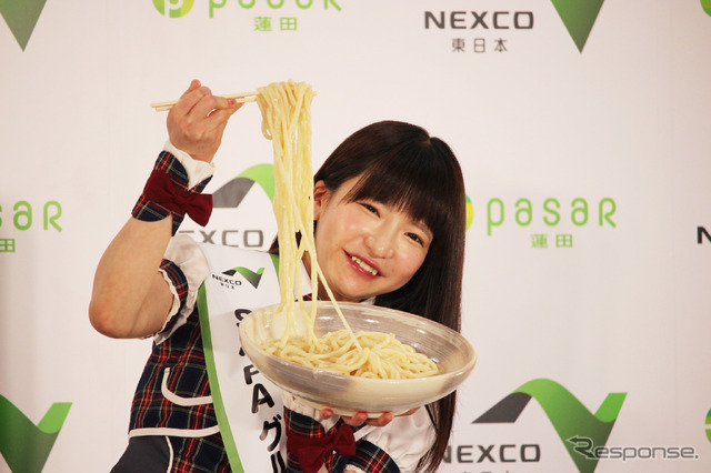 4人前というファミリーサイズの肉汁うどん