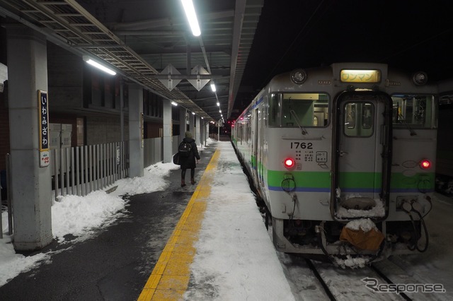 徐行運転が行なわれていた室蘭本線の普通列車。2018年11月。室蘭本線岩見沢駅。