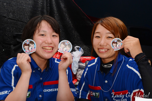 笑顔が素敵なGOSHI Racingの片山千彩都さん(左)と小椋華恋さん(右)。2人をデザインしたステッカーを持ってパチリ