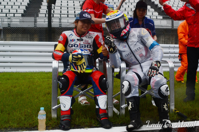 鈴鹿4耐のグリッド上でスタートを待つ小椋さん(左)と片山さん(右)