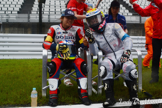 鈴鹿4耐のグリッド上でスタートを待つ小椋さん（左）と片山さん（右）