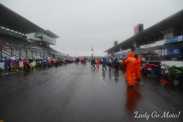 鈴鹿4耐のスタート前はこんな天候。スタート直前になって雨が強くなった