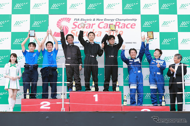 4時間耐久レース総合上位3チーム表彰式