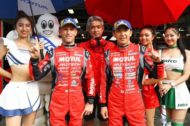 #23 ニスモGT-Rのクインタレッリ(手前左)と松田(同右)は今季3回目のポール。