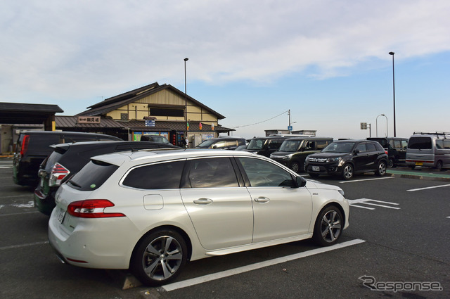 静岡最西部の道の駅潮見坂にて。冬季は激甘のみかんが常軌を逸した低価格で売られている。