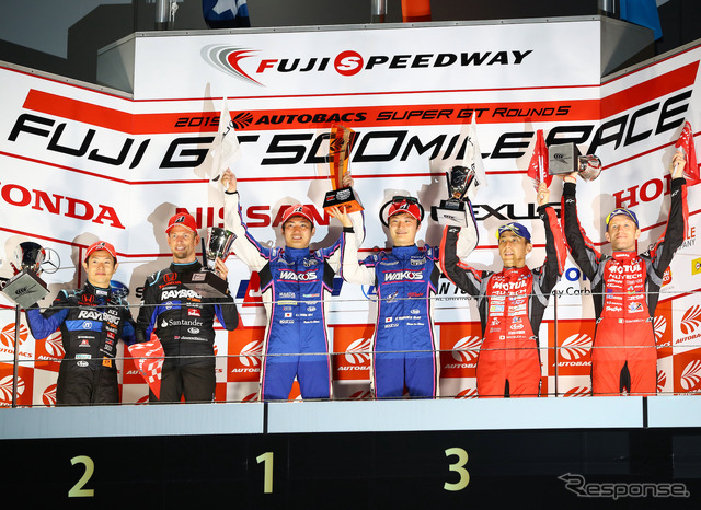 GT500クラスの表彰台(中央左が大嶋、右が山下)。
