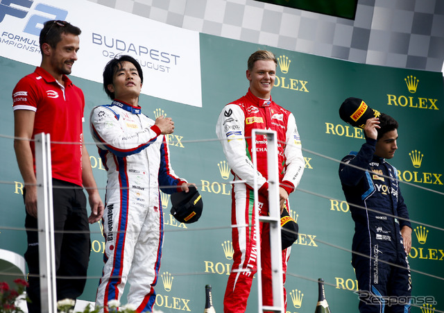 F2ハンガリー戦「レース2」でミック・シューマッハ(右から2人目)が優勝、松下信治(同3人目)が2位に。