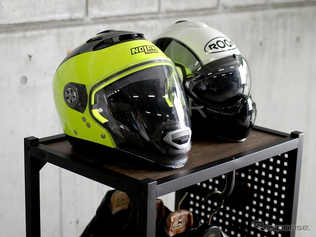 ヘルメットは置きやすく取りやすい位置に2個置ける仕様になっている