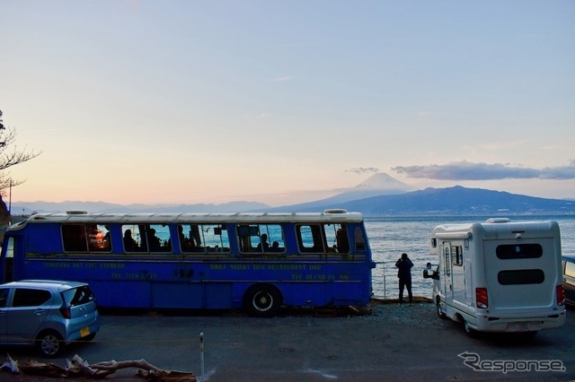 SNS映え間違いなし!話題の「The Old Bus」でキャンプ&車中泊を体験してみた!