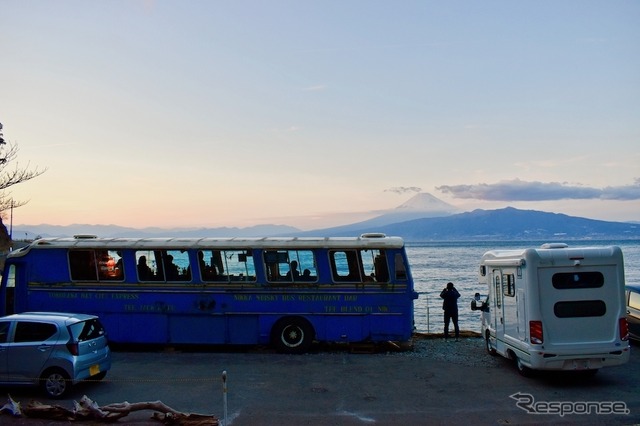 SNS映え間違いなし！話題の「The Old Bus」でキャンプ＆車中泊を体験してみた！