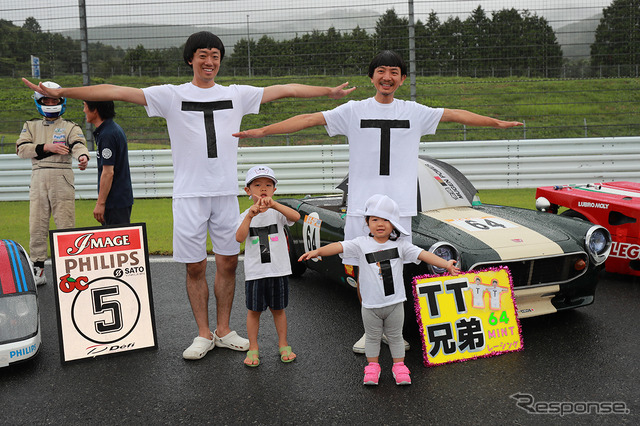 スタート前に行われたコスプレ撮影会（富士K4-GP）