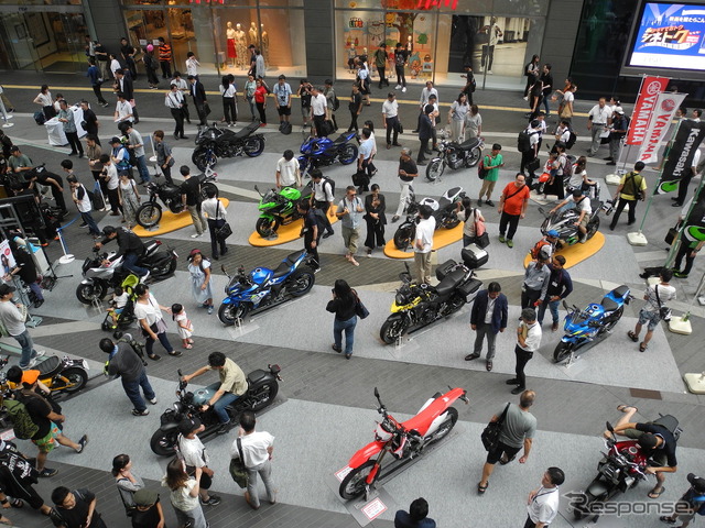 各社の自慢のバイクが並ぶ会場