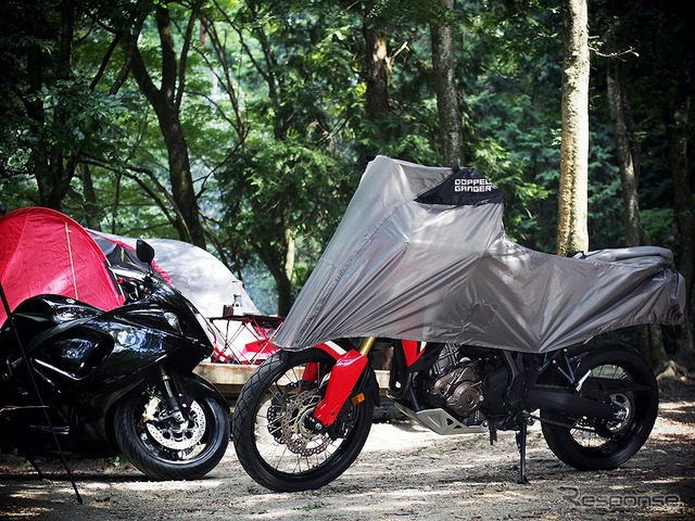 キャンプツーリングでの使用を念頭にアウトドアのトレンドカラーと機能性を反映した専用バイクカバー