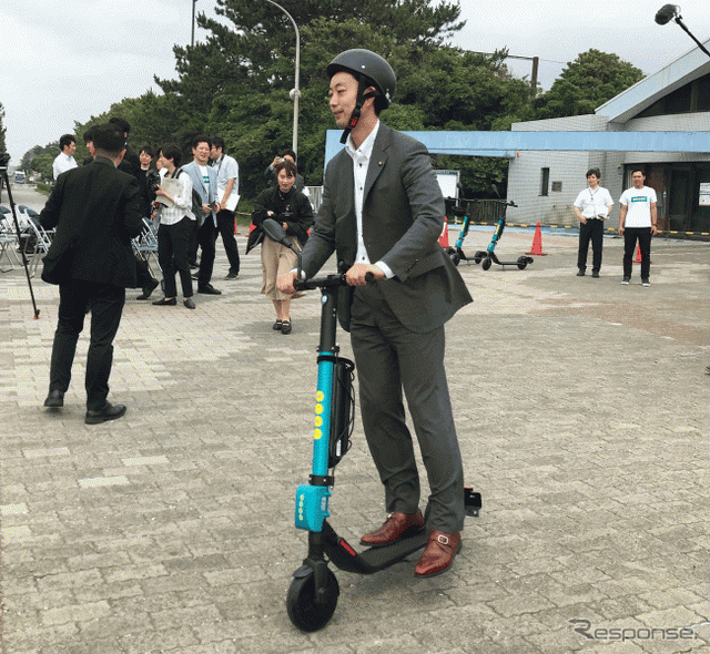 7月、千葉市稲毛海浜公園での実証実験。人物は千葉市の熊谷俊人市長。