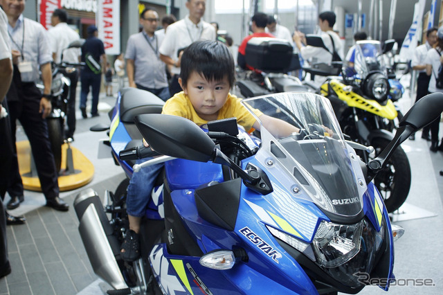 小さい子供もバイクに乗っていた