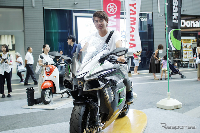 普段はオフロードバイクに乗っているという澤翔さんは大型バイクに跨る