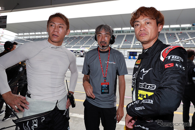 総合6番手、#60 LM corsaの（左から）脇阪薫一、監督の服部尚貴、脇阪寿一