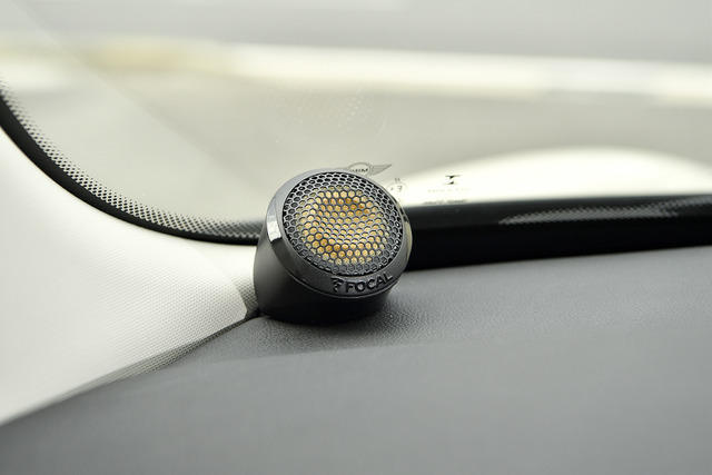MINIに装着された最新DSP「PLUG&PLAY1080」に注目。