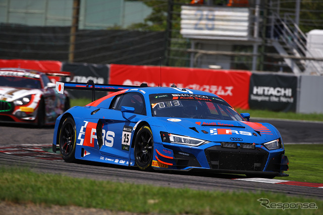 ［鈴鹿10時間］5時間経過時点でトップの#25 Audi Sport Team WRT