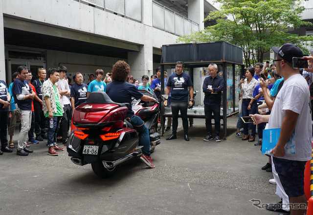 会場には各社が数台ずつ実車を展示。エンジンをかけたり、動かしたりして、学生たちにバイクの魅力の一端をアピールした。