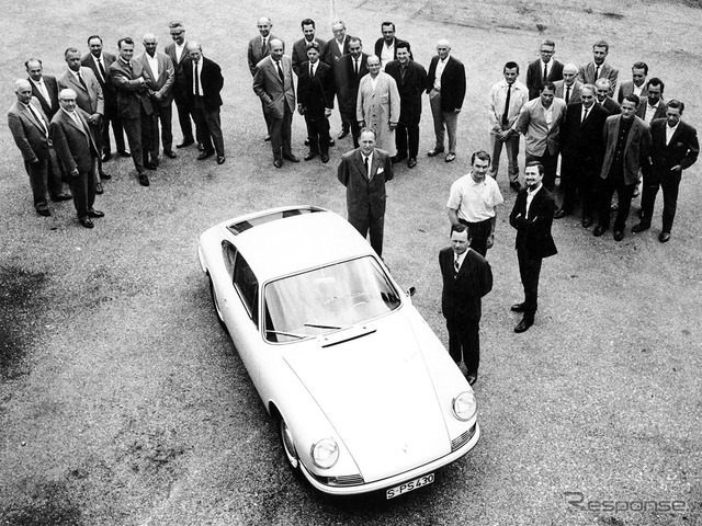 1965年、ポルシェに入社、911の進化に関わる。中央、白いシャツがピエヒ。