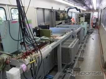 2008年に登場した最初の試験電車では、搭載機器が大きくなったため、走行に必要なリチウムイオンバッテリーやラジエター、燃料電池モジュール、電力変換装置は車内に搭載されていた。