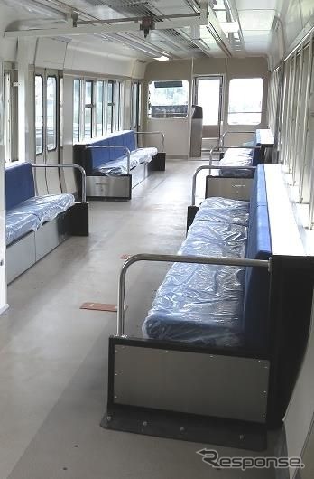 新しい試験電車の車内。機器類が大幅に小型化されて床下搭載が可能になったため、ほぼ営業用車と同じような形となっている。
