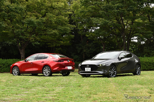 マツダ3 新型 ファストバック(右)とマツダ3 新型 セダン(左)