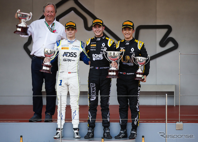 F2モナコ、レース2の表彰式。中央が優勝したユベール選手。