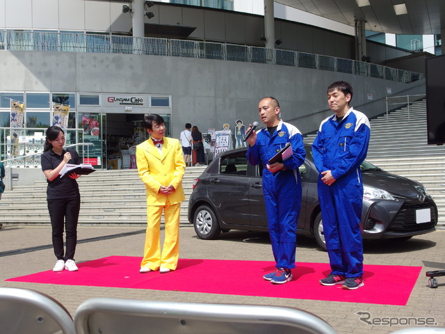 ダンディ（向かって左から二人目）と現役メカニックの白石さん（同三人目）と永野さん（向かって右端）。