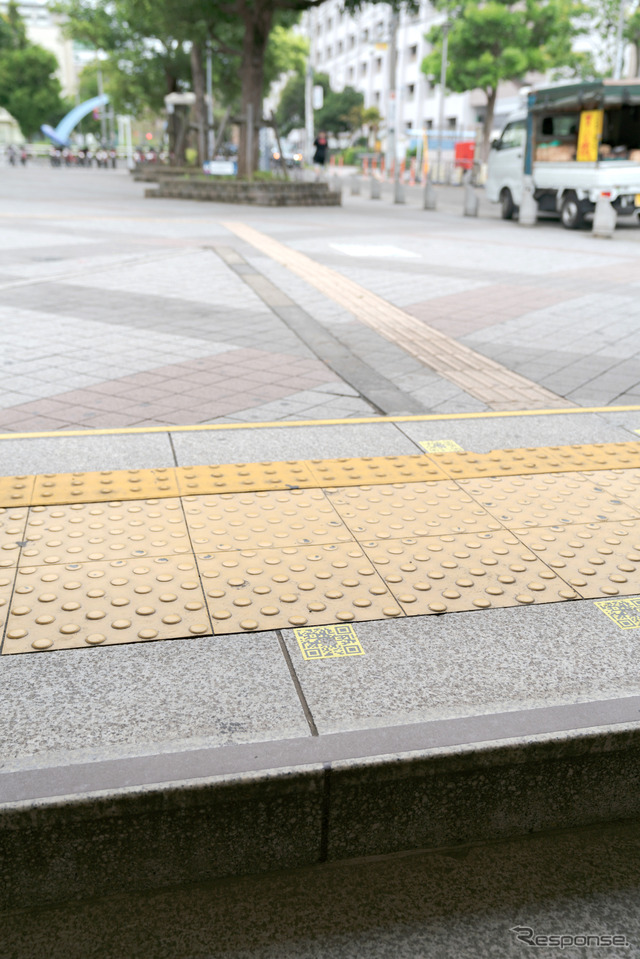 辰巳駅も、新木場駅も地上までQRコードは用意されている。この写真は辰巳駅1番出口を地上に出たところ。