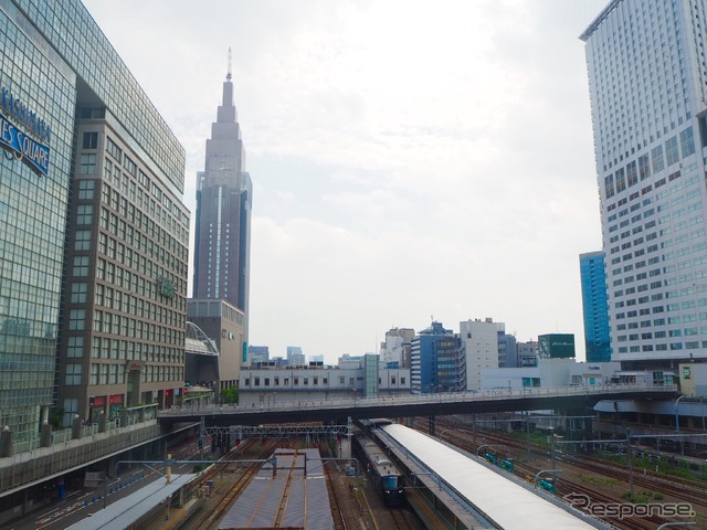 JR新宿駅に乗り入れた相鉄12000系電車。