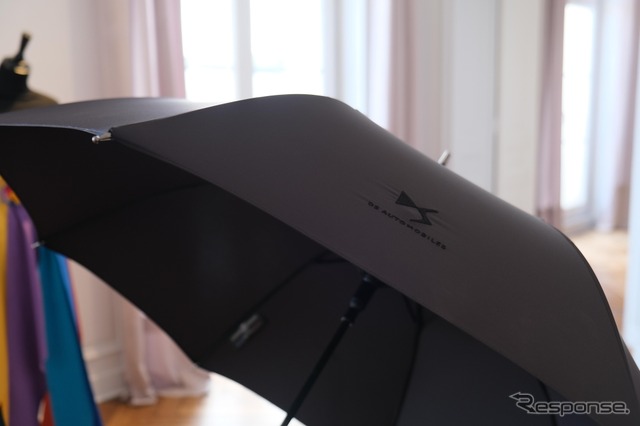 特製DSロゴ入りのル・ヴェリターブル・シェルブールの傘(非売品)