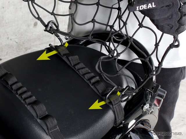 ベルトは、バッグ本体の固定ベースとなるだけでなく、リアシート上に荷物を積載する荷掛けフックにもなる。