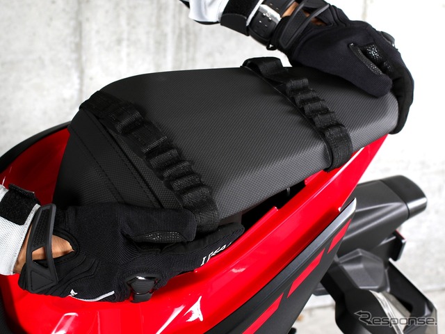 シングルサイドバッグ専用デイジーチェーンアタッチベルトを採用。