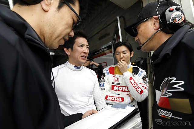 武藤英紀（向かって左から2人目）と中嶋大祐（同3人目）