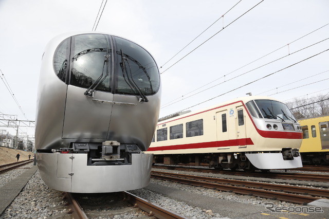 001系『Laview』(左)と10000系『ニューレッドアロー』(右)。池袋線と西武秩父線の特急は、2019年度中に10000系から001系に置き換えられる。