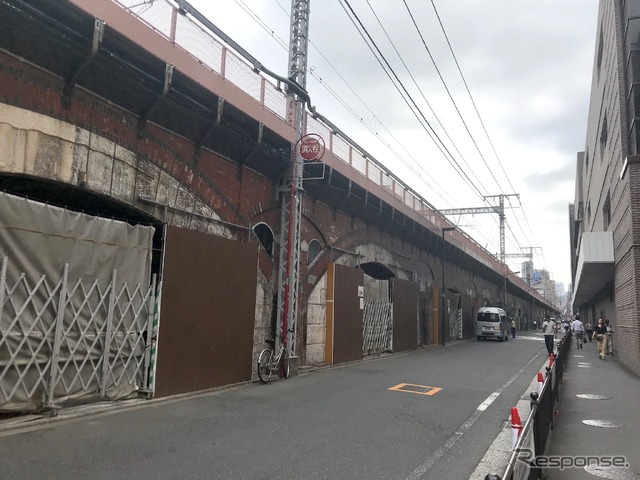 内山下町高架橋。帝国ホテルの裏側で、東京高速道路（首都高会社線）下の銀座コリドー街と並行する。