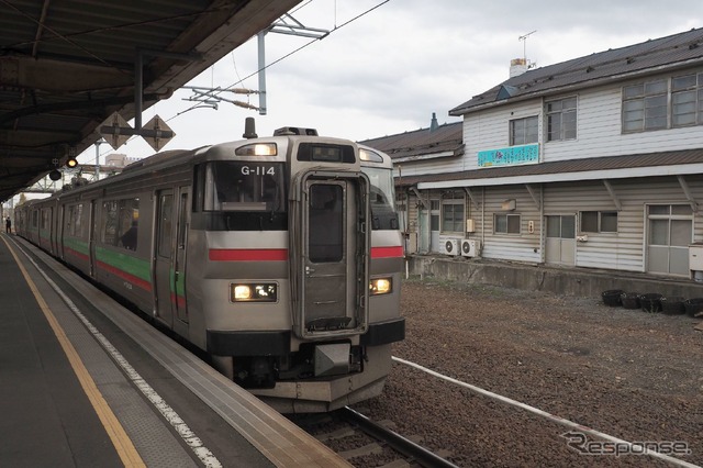 札幌圏では設備修繕などが続いたことから赤字が拡大。写真は函館本線苗穂駅を発着する731系電車で、同駅は2018年11月に新駅に切り換えられているが、これに関連した不動産取得税を納付したことなどにより、2019年度第1四半期の札幌圏の営業費用が2億5500万円増加したという。