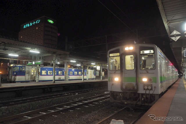 苫小牧駅で札幌行きの普通列車と並ぶ日高本線の鵡川行き普通列車（左）。同線ではむかわ町の協力でJR定期券の助成が行なわれており、赤字縮小の一助となった。