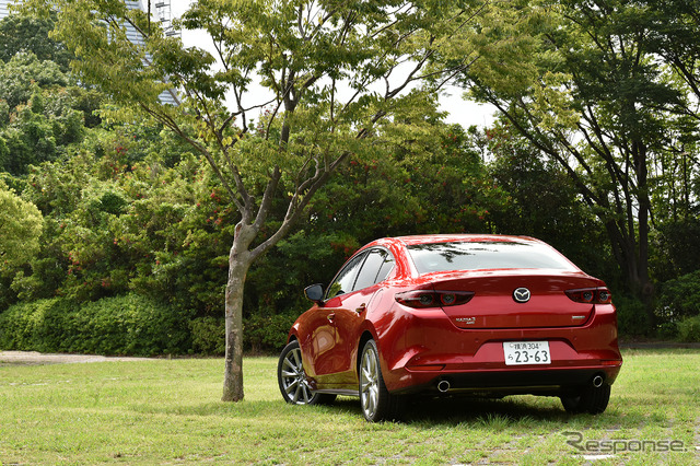 マツダ3新型、セダン